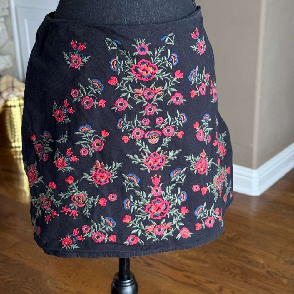Zara Basic Black Embroidery Mini Skirt‎
